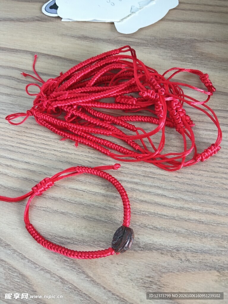 红色手工编织绳