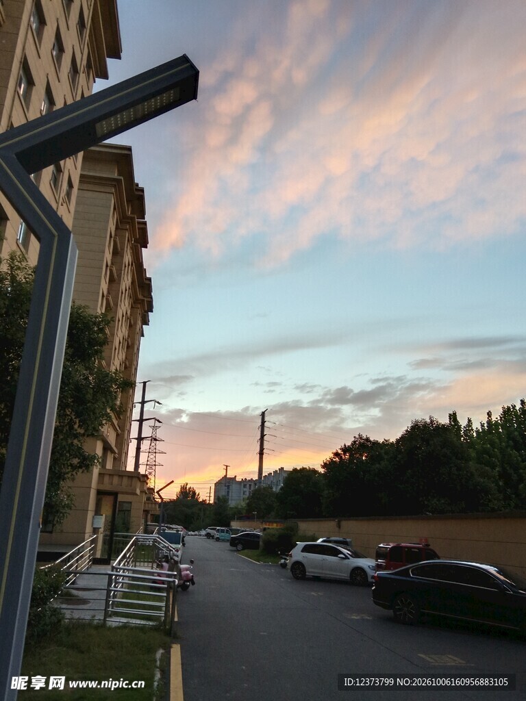 傍晚城市街道晚霞