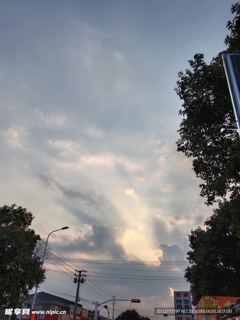 傍晚城市天空景色