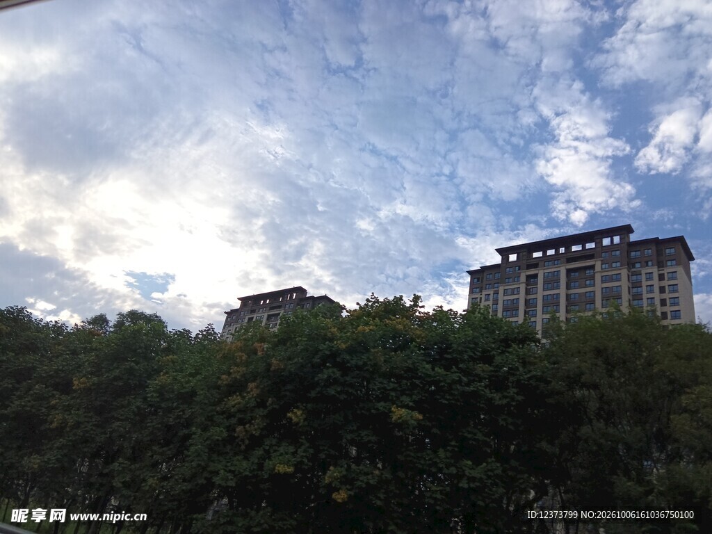 坡顶建筑蓝天白云风光