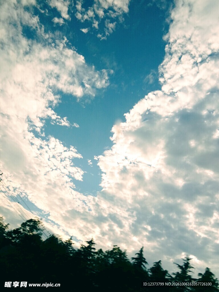 蓝天流云自然风景