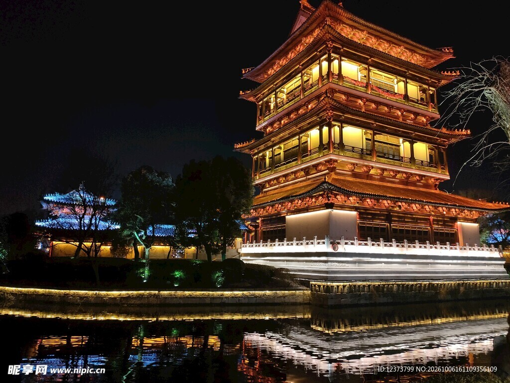 河畔古楼夜景