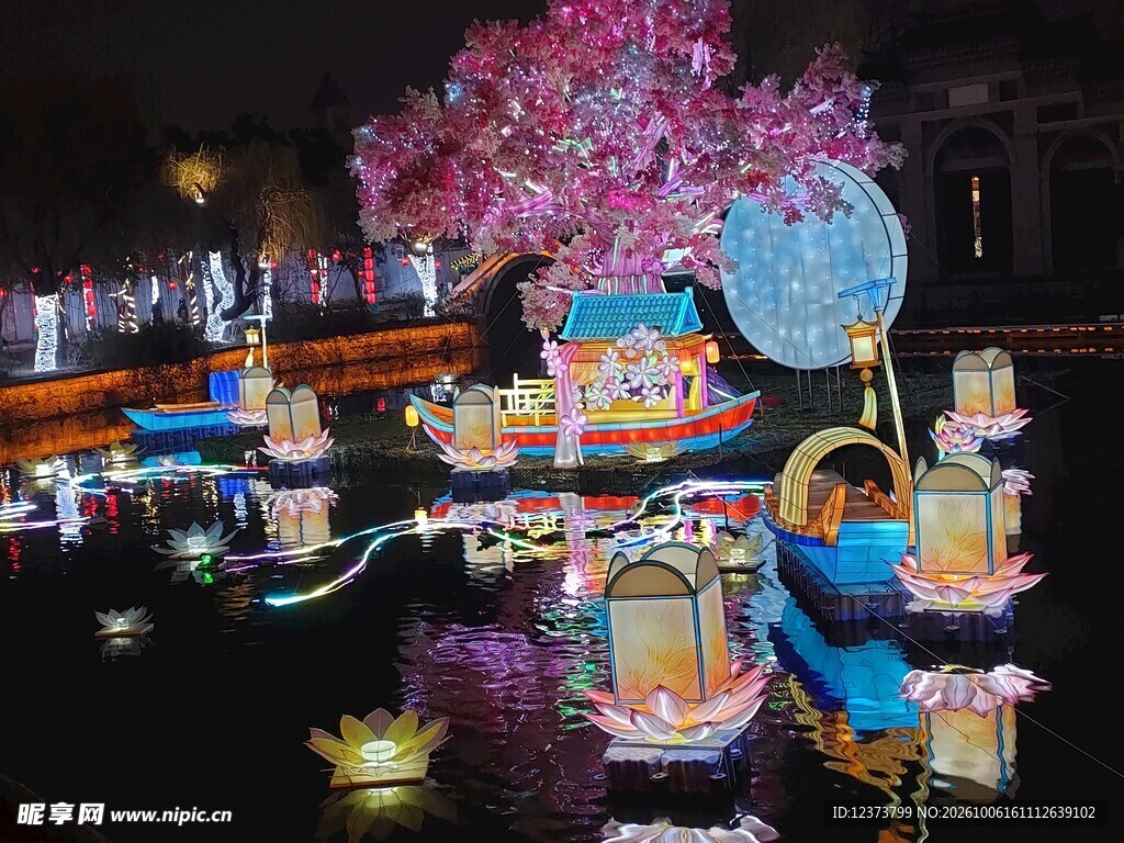 节日水上花灯夜景
