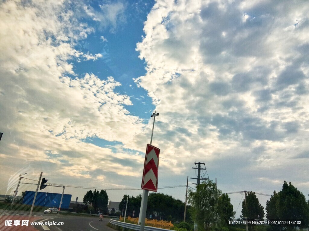 晴空下的城郊街景