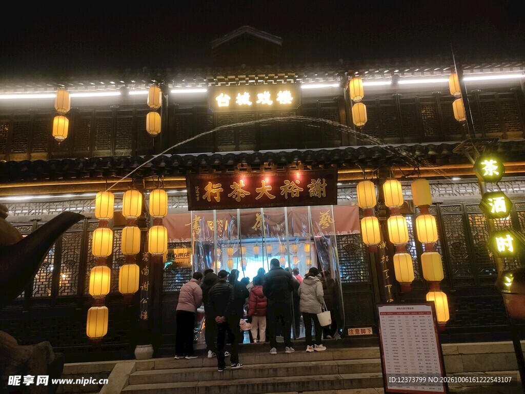 古街夜景灯笼人流