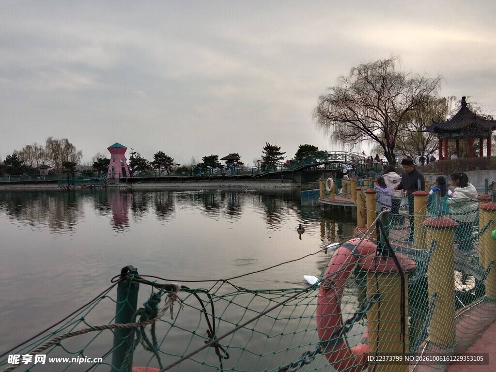 湖畔园林黄昏湖景