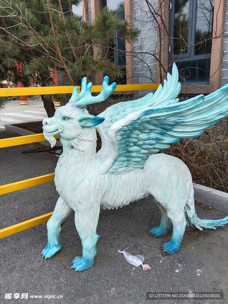 冰蓝飞翼神兽雕塑