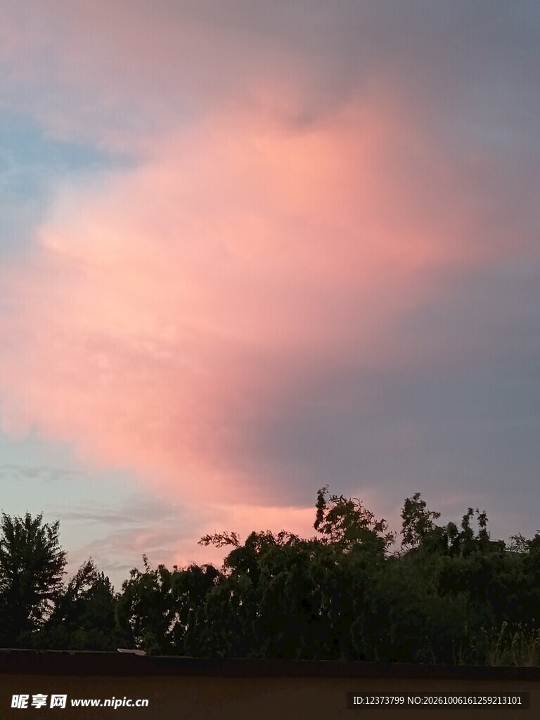 黄昏粉色云霞美景