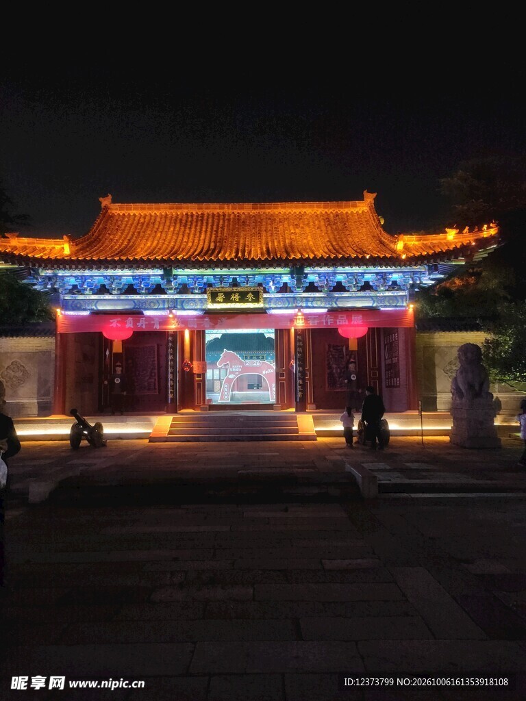 中式古建门楼夜景