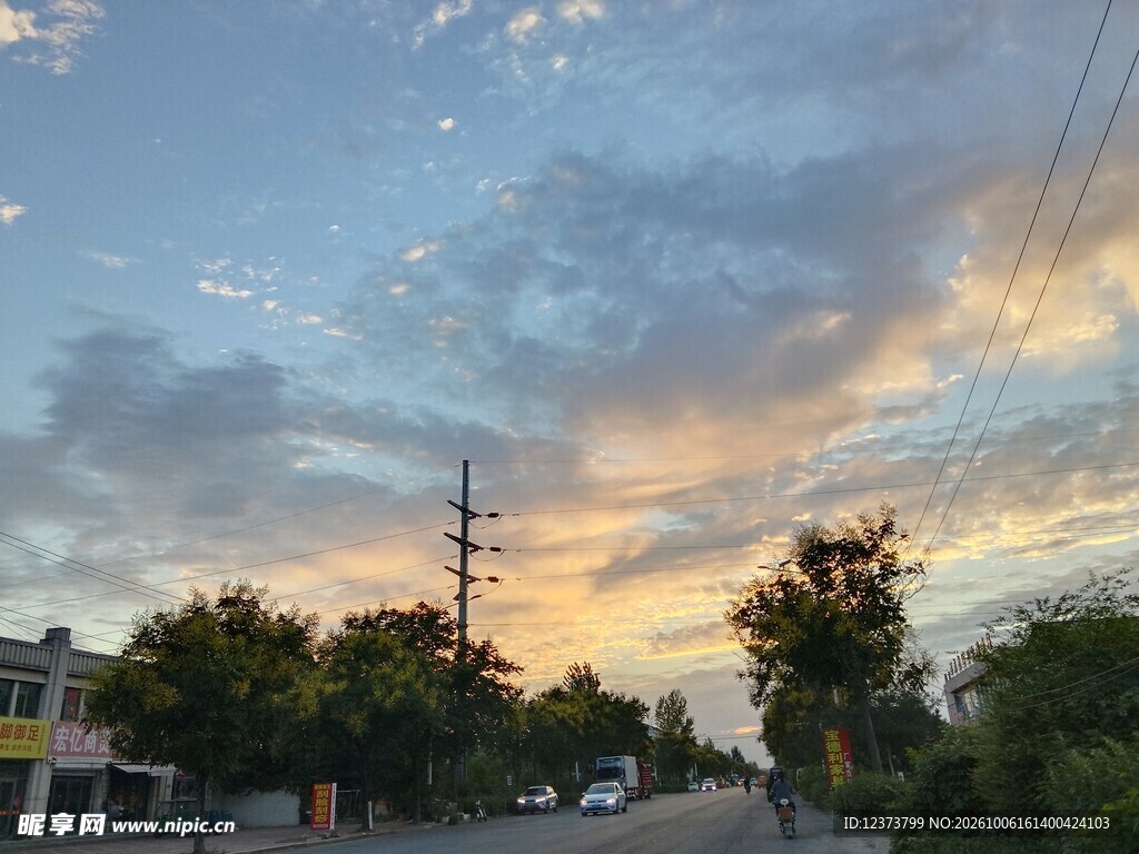 城郊傍晚晚霞街景