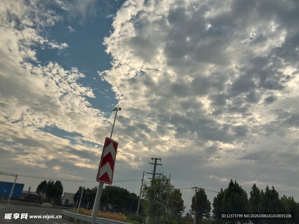 郊野多云天空
