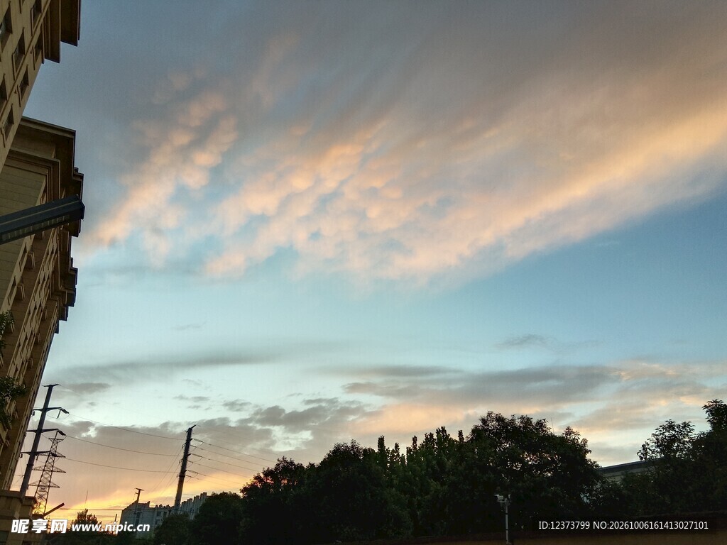 黄昏城市晚霞风光