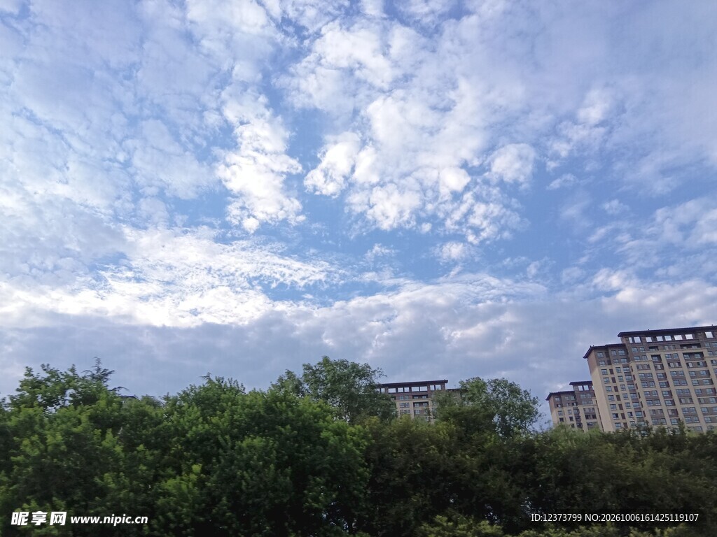蓝天白云城市户外风光
