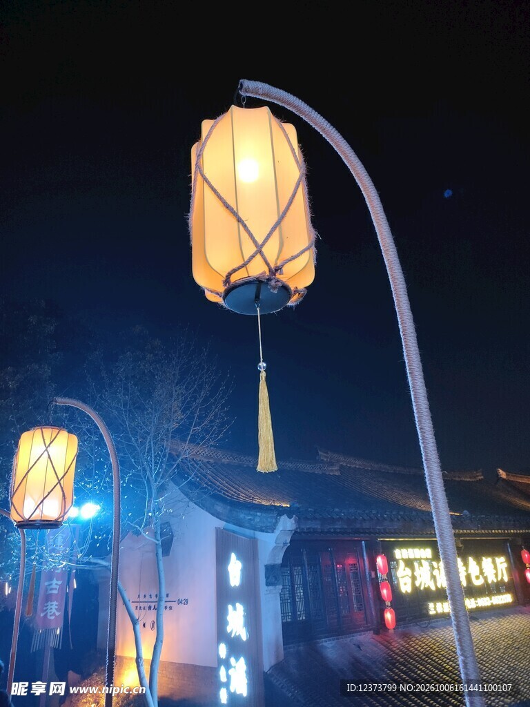 夜晚中式路灯街景