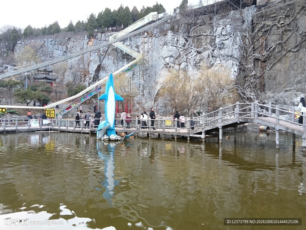 临湖山崖景区步道风光