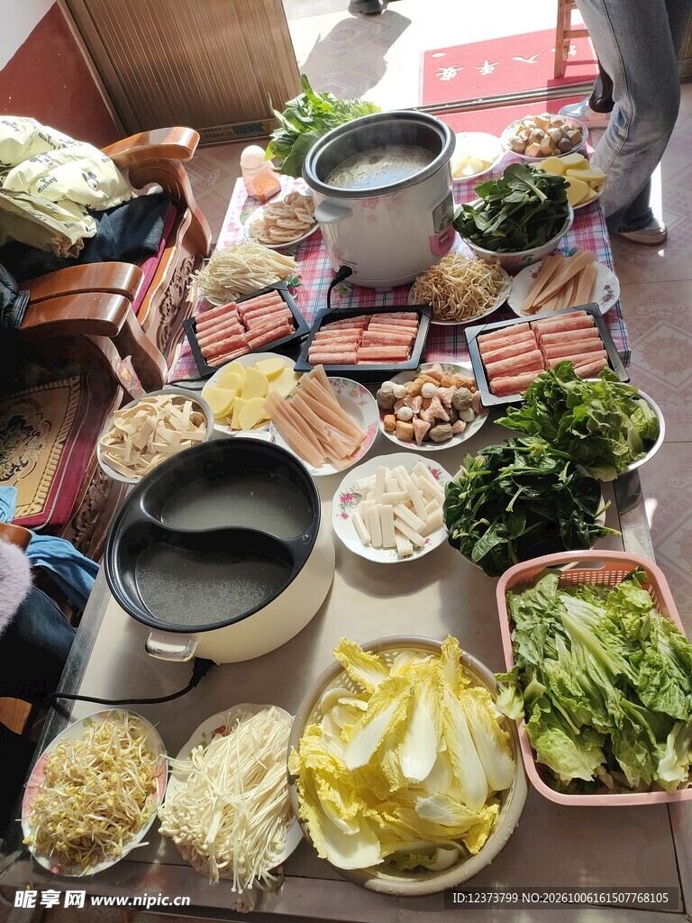 满满一桌火锅食材
