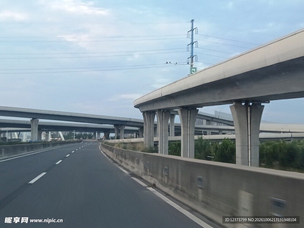 城郊高架公路实景