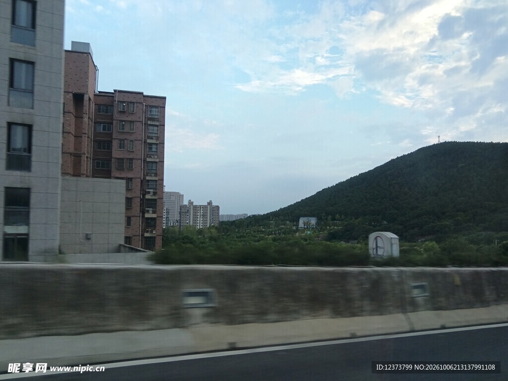 城郊公路旁住宅山景