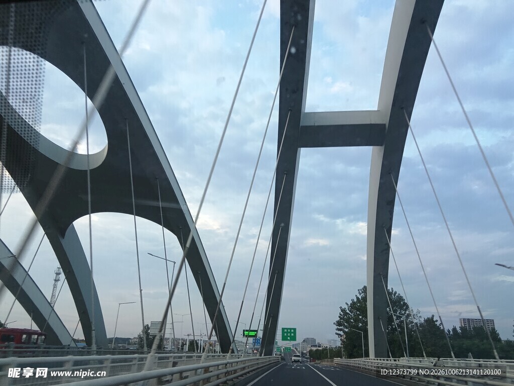 现代拱形大桥景观