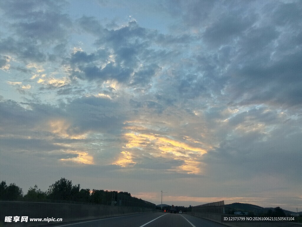 暮色郊野天空风光