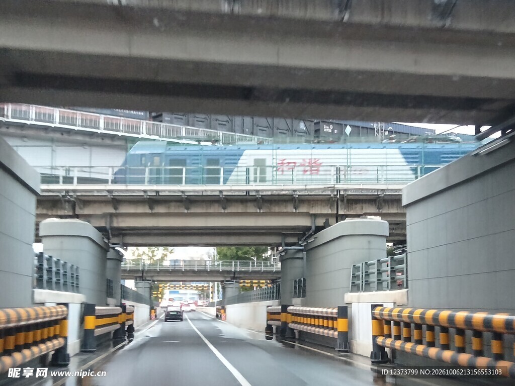 城市立交桥下道路