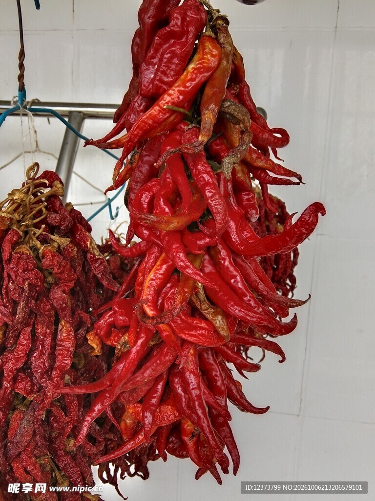 悬挂的干红辣椒串