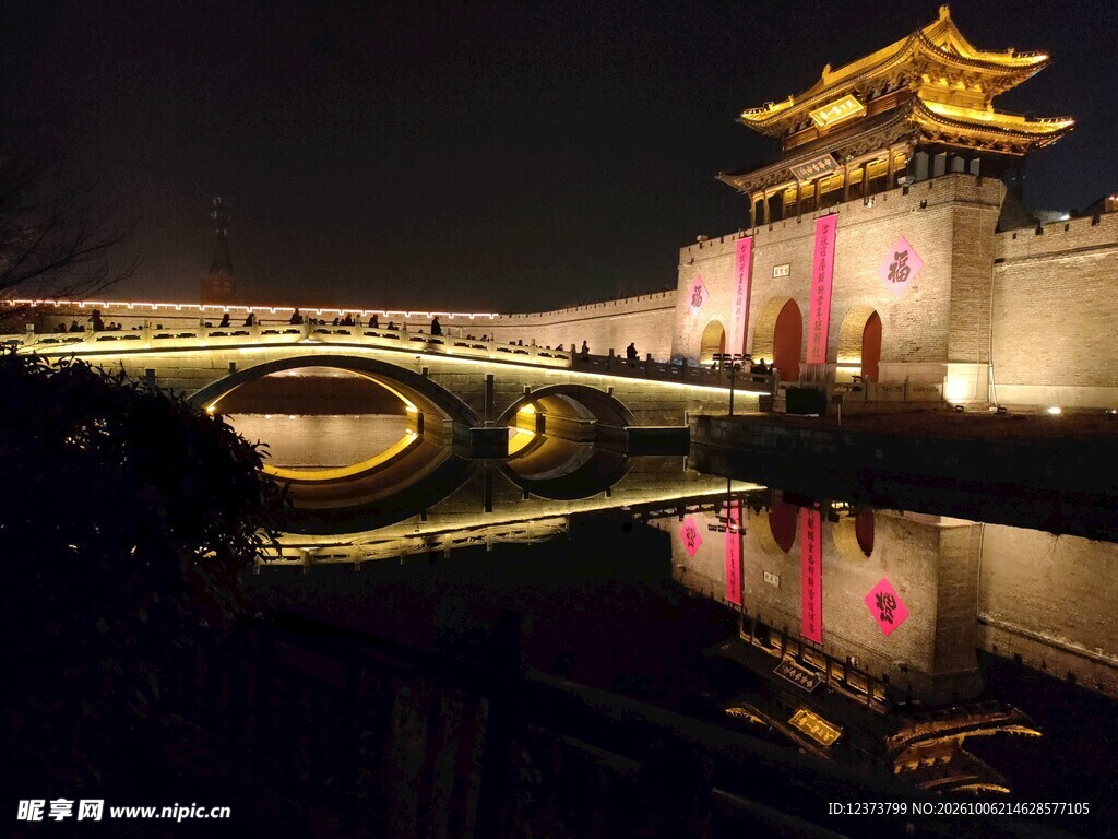 古城楼河畔夜景