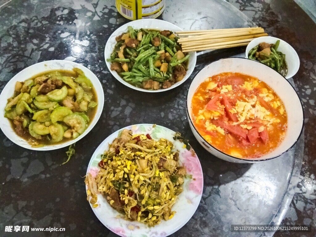 家常丰盛中式饭菜