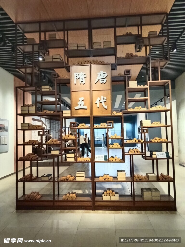 中式复古博古架展厅
