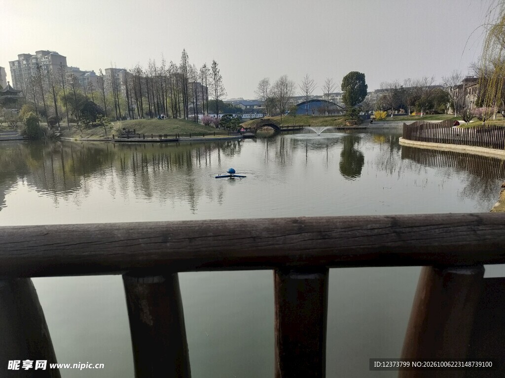 城市河畔静谧湖景