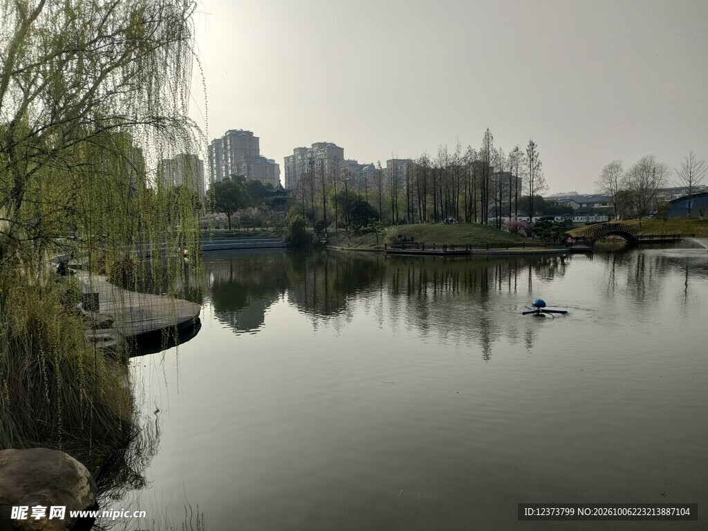 湖畔城市晨景