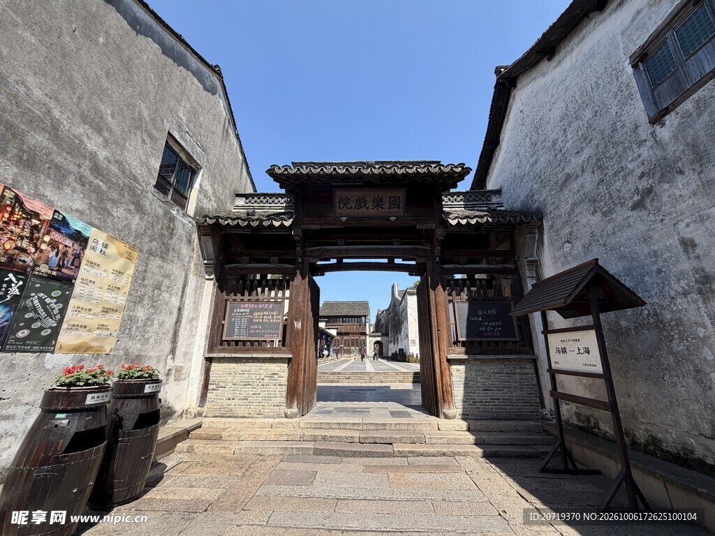 古镇古巷中式门楼