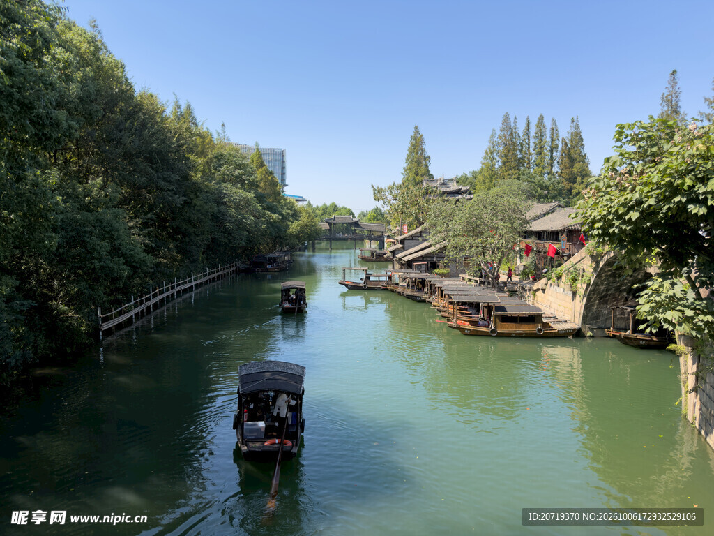 江南水乡河道游船风光