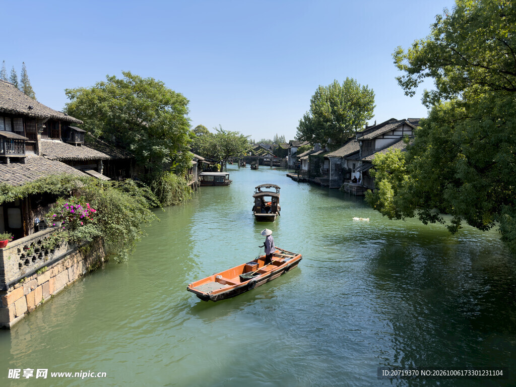 江南水乡古镇河道游船