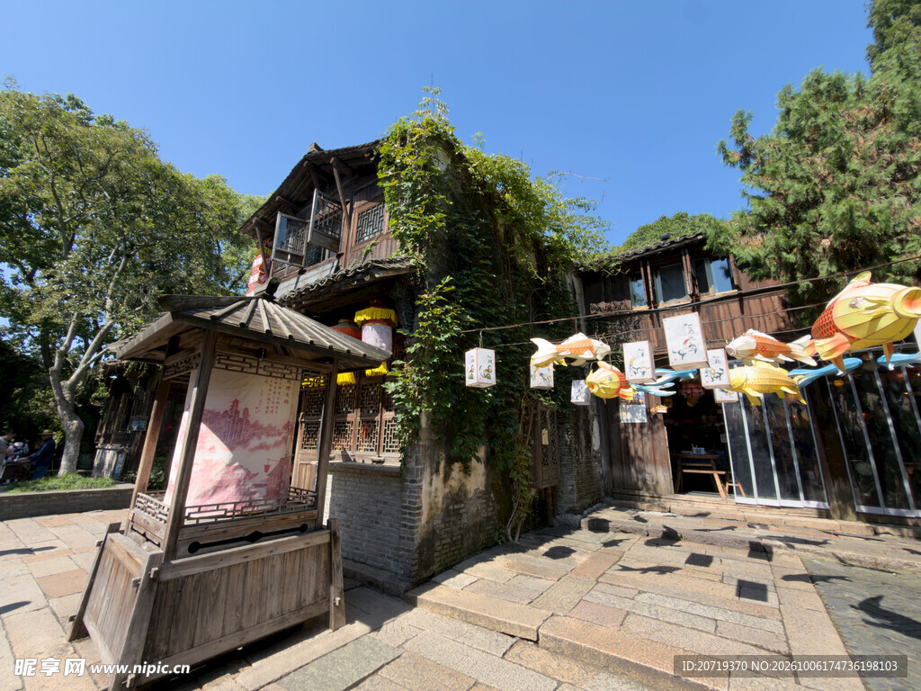 古镇老街夏日街景