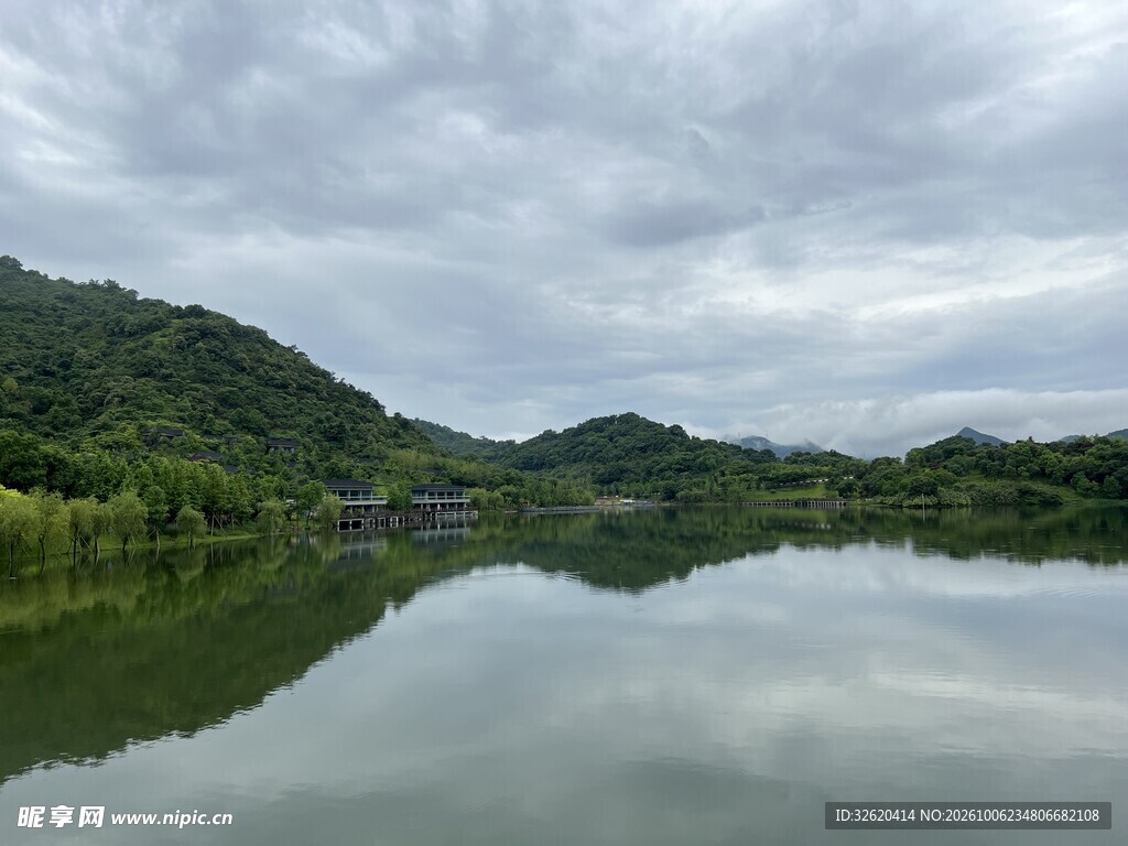 阴天湖山自然风景