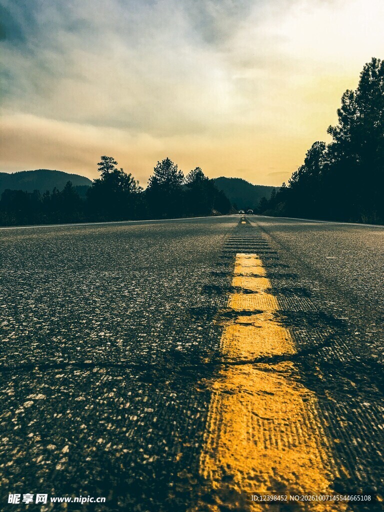 黄昏郊野公路风光