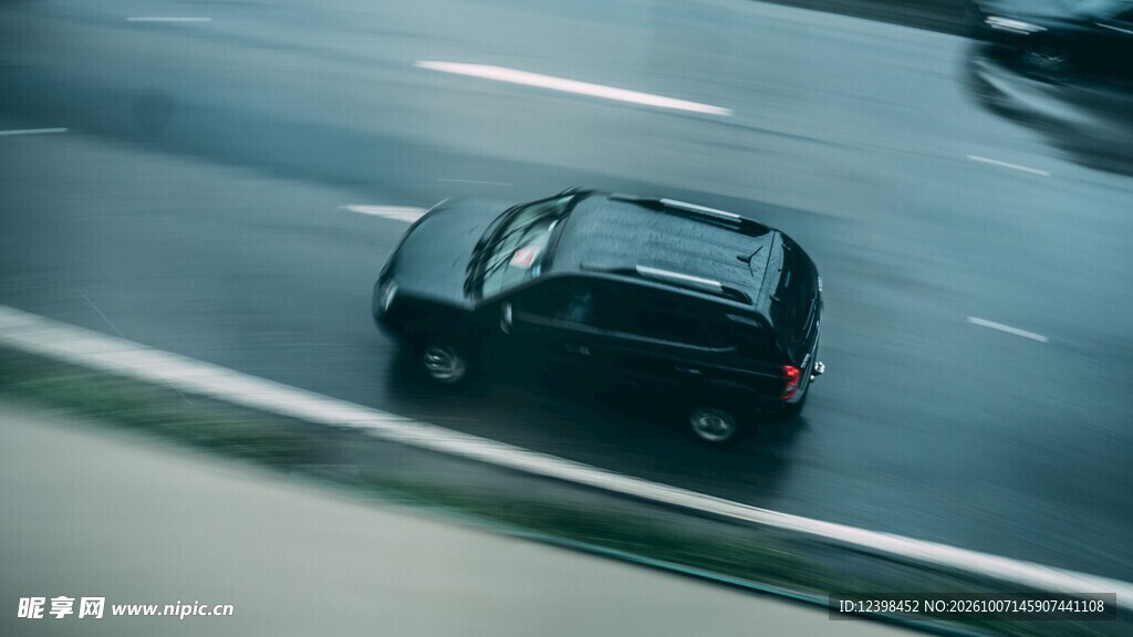 公路行驶的汽车