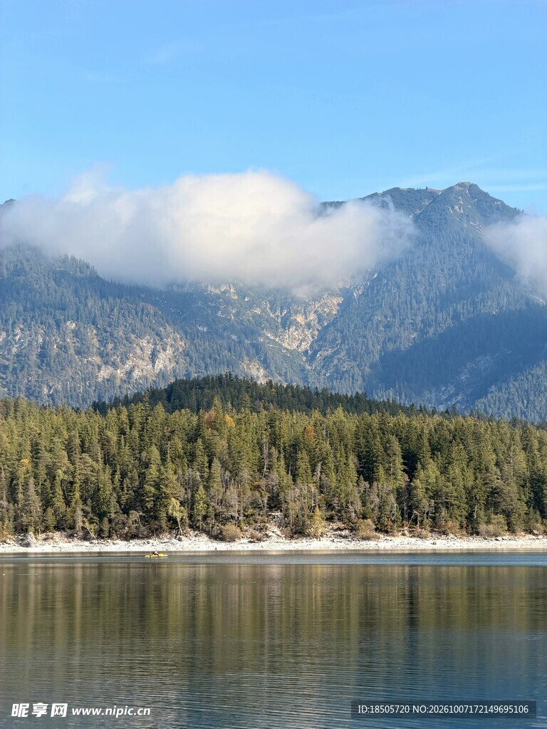 湖畔山林远山云雾风光