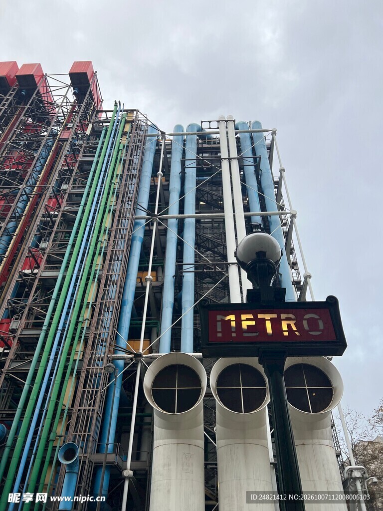 蓬皮杜建筑仰拍