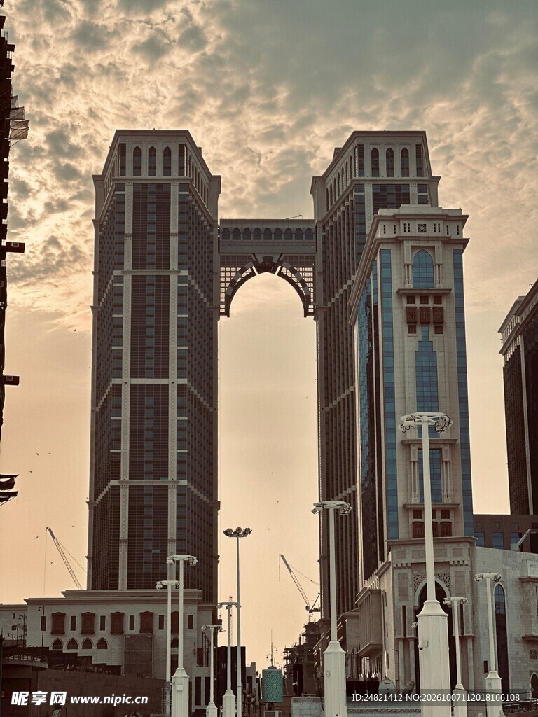 黄昏城市双子拱门高楼