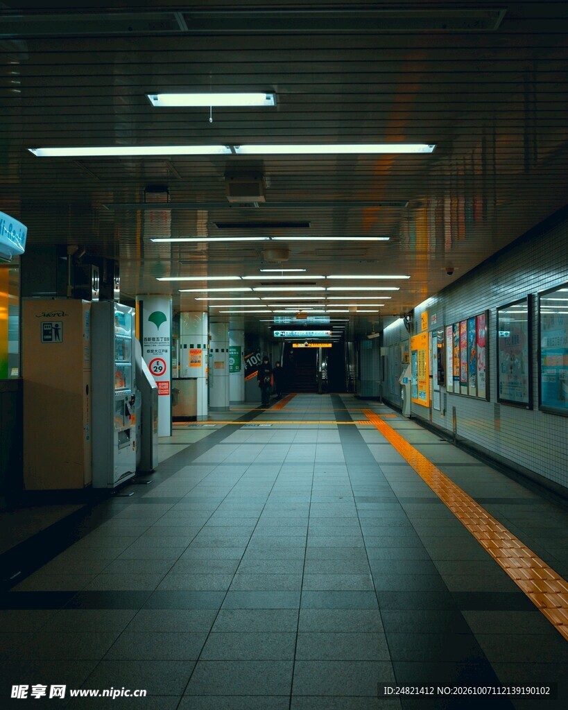 深夜空旷地铁站台