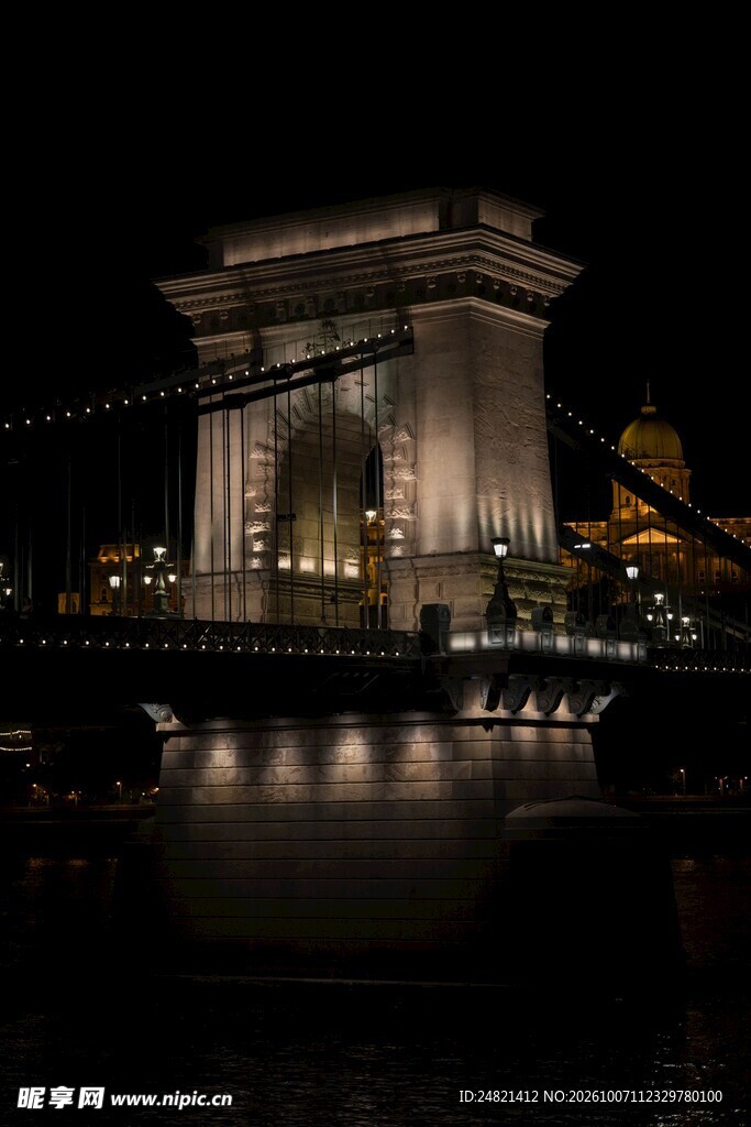 凯旋门夜景倒影