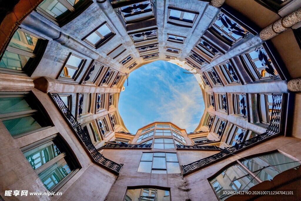 穹顶建筑仰拍景观