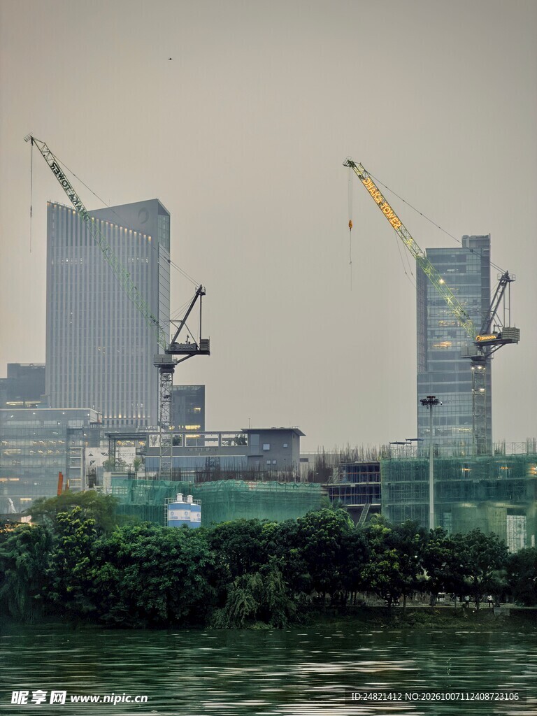 江畔在建城市高楼