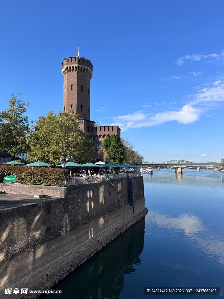 河畔古塔晴日风光