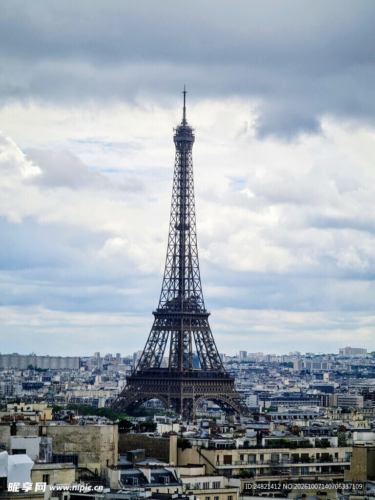 巴黎埃菲尔铁塔远景