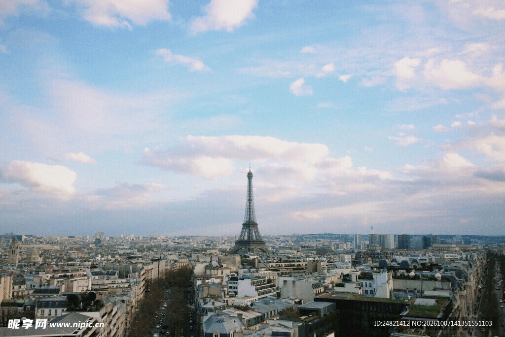 巴黎埃菲尔铁塔远景