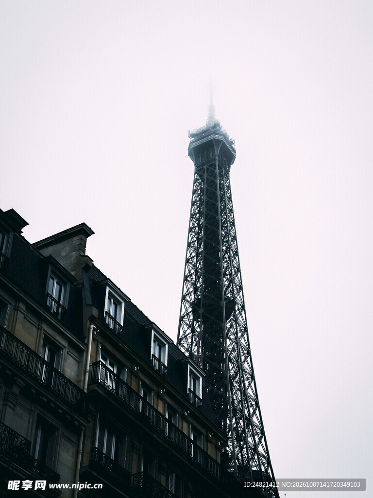 阴天埃菲尔铁塔街景