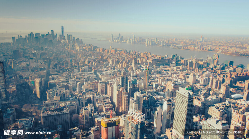 高空俯瞰现代都市全景